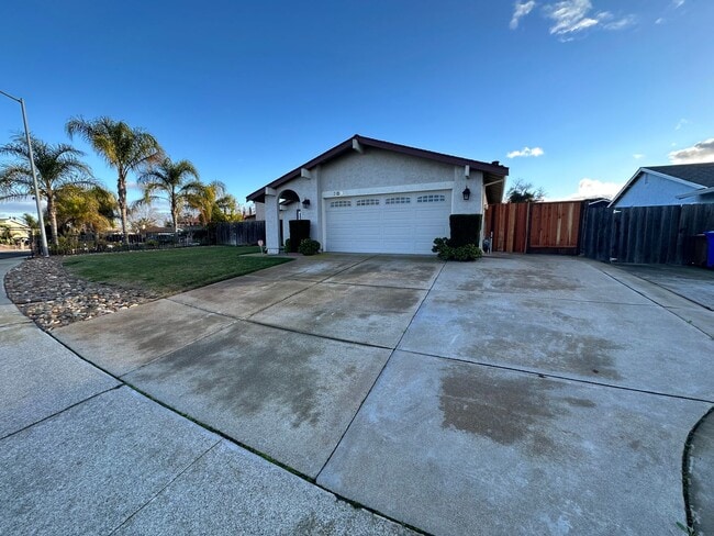 Building Photo - Beautiful 3 bedroom, 2 bath Oakley Home / ...