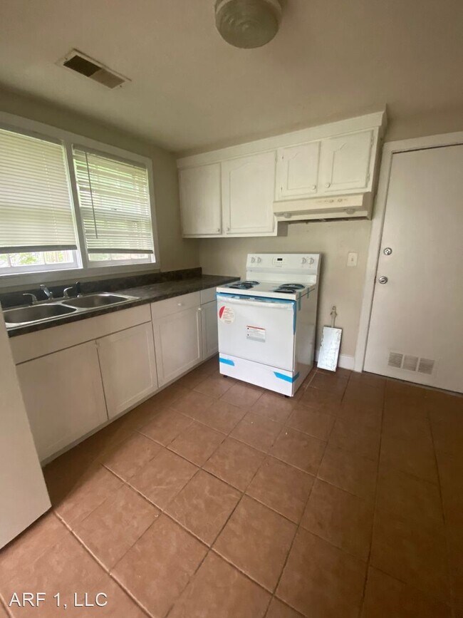 Building Photo - 2 br, 1 bath House - 1208 E Stone Street