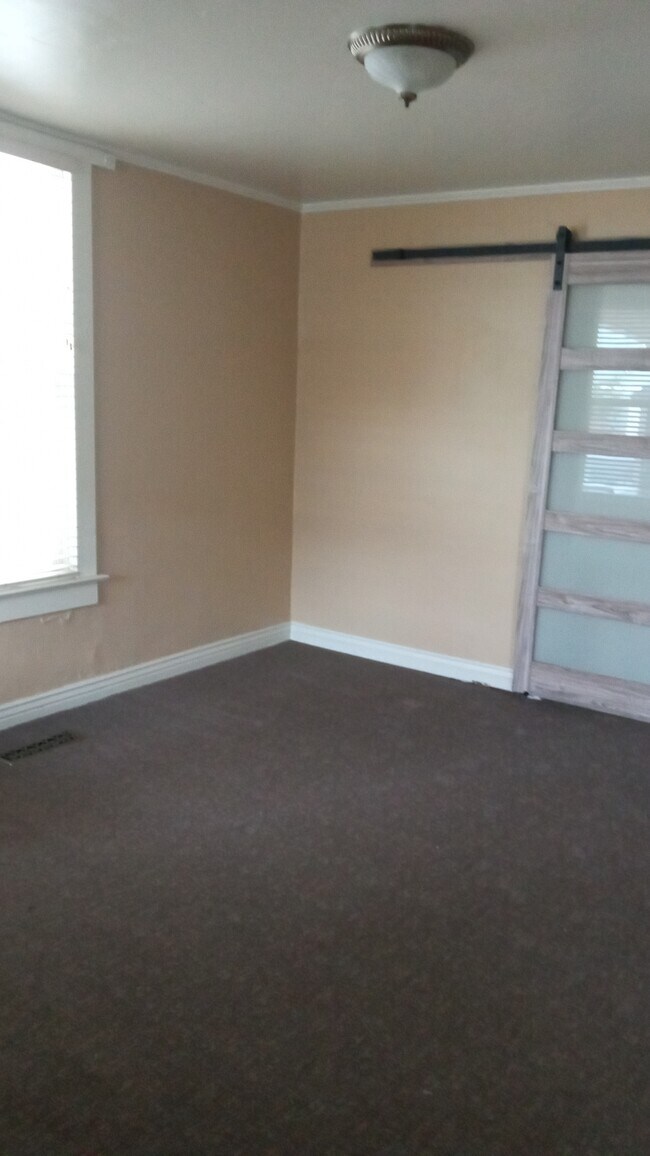 Photo - 1062 Jefferson St W House