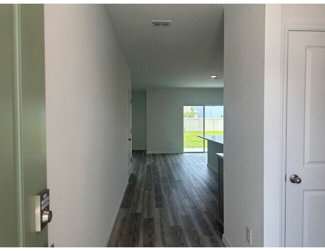 Pasillo de la planta baja - 10588 Farm Hill Ave