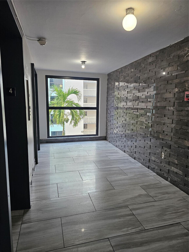 Foto del edificio - 15600 NW 7th Ave