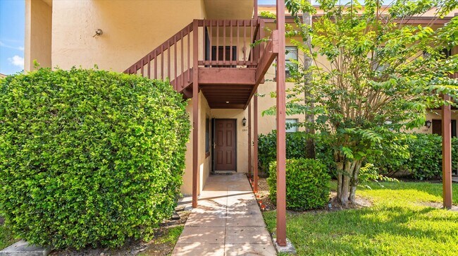 Foto del edificio - 1303 Lakeview Dr E