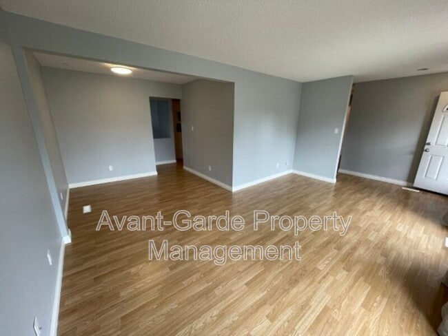 Building Photo - 28 Medhurst Crescent