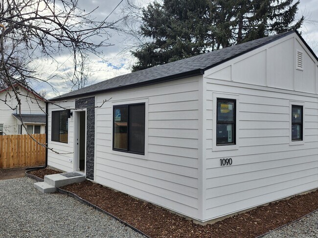 Foto del edificio - 1090 Highland Dr