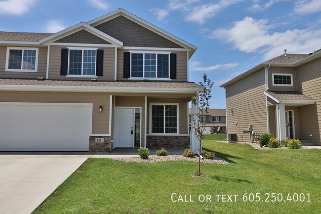 Building Photo - Superb 3 Bedroom Townhome with Club House ...