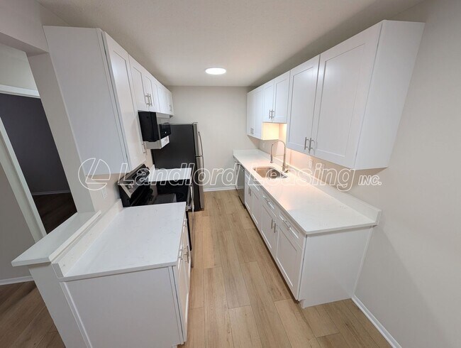 Foto del edificio - Updated 2-Bedroom Condo Steps from Crocker Park – Pool & Clubhouse