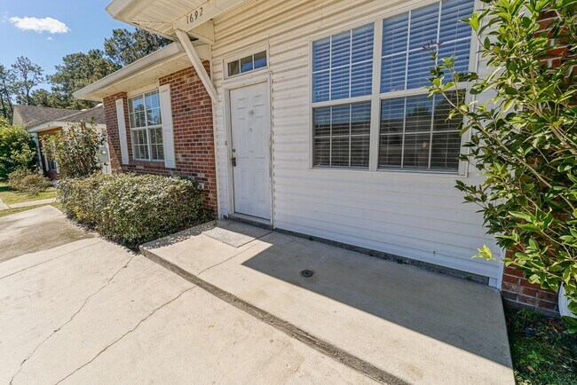 Building Photo - Super cute 3 bedroom 2 bathroom on the Wes...