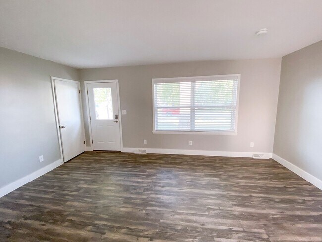 Building Photo - Updated 3 Bedroom House!