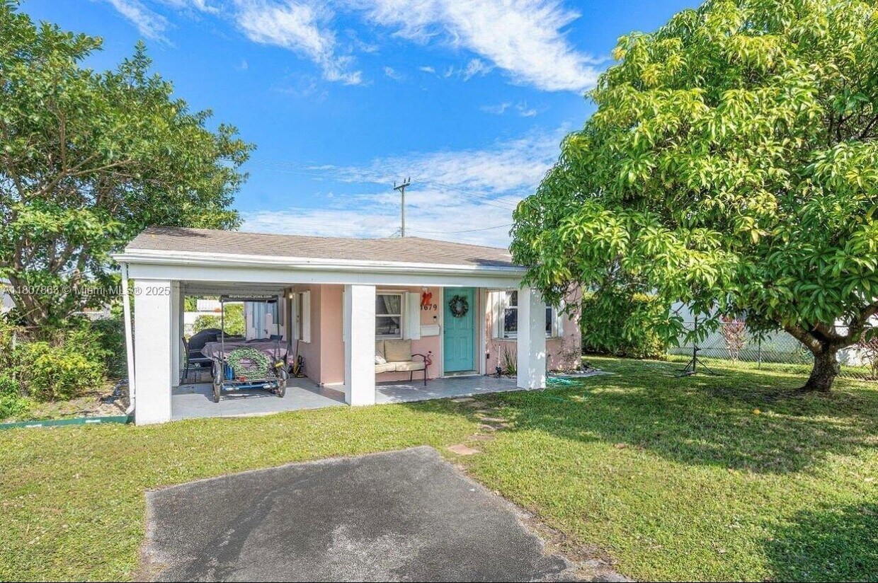 Foto principal - 1679 NE 175th St