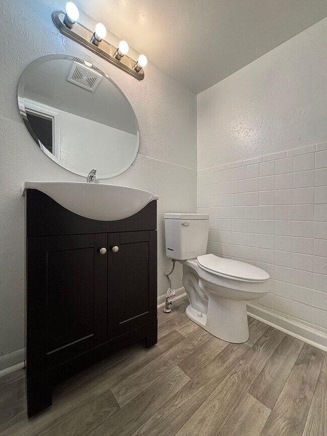 Building Photo - One Bedroom Duplex Available with Washer/D...