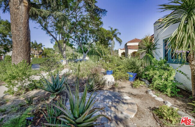 Foto del edificio - 3472 Rowena Ave