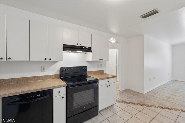 Foto del edificio - 221 Meadow Rd