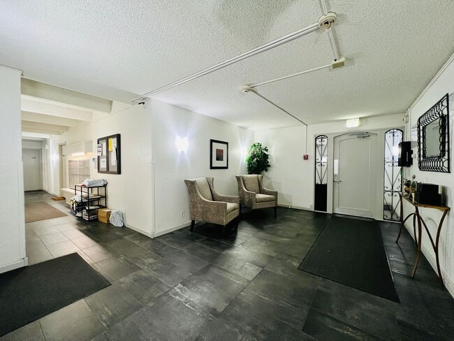 Building Photo - CHARMING 2 BED APT IN THE HEART OF CONGRES...