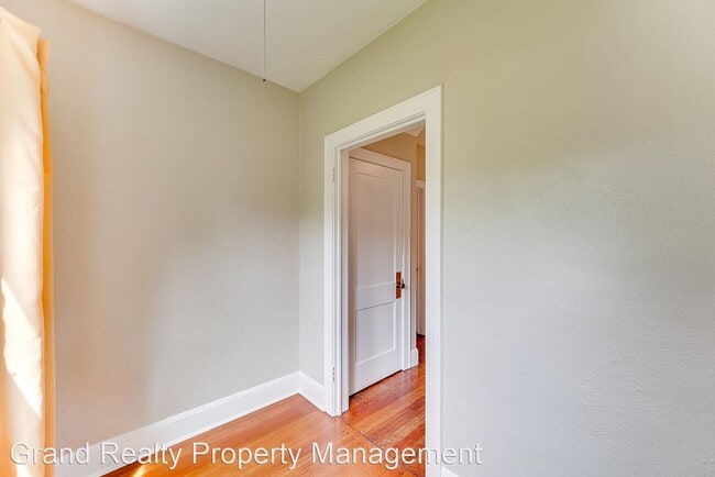 Building Photo - 3 br, 2 bath House - 2404 NE 2nd Street