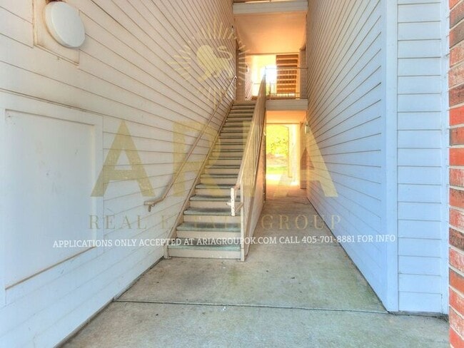 Building Photo - 2 BED 2 BATH EDGE CONDO!