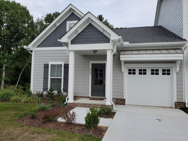 Building Photo - Available NOW in Franklin- Simmons Ridge