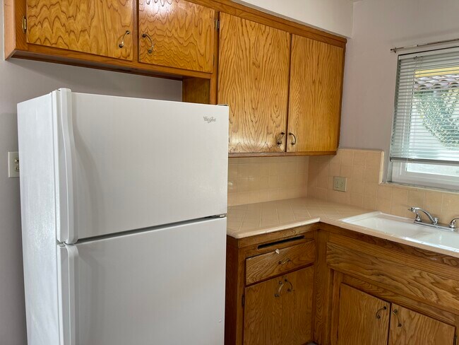 Cocina - 2328 N Beachwood Dr