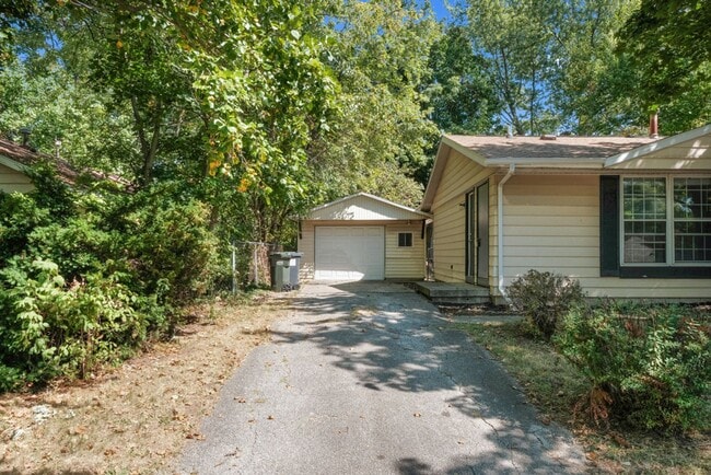 Building Photo - 3 BED / 1 BATH HOUSE IN URBANA WITH IN-UNI...