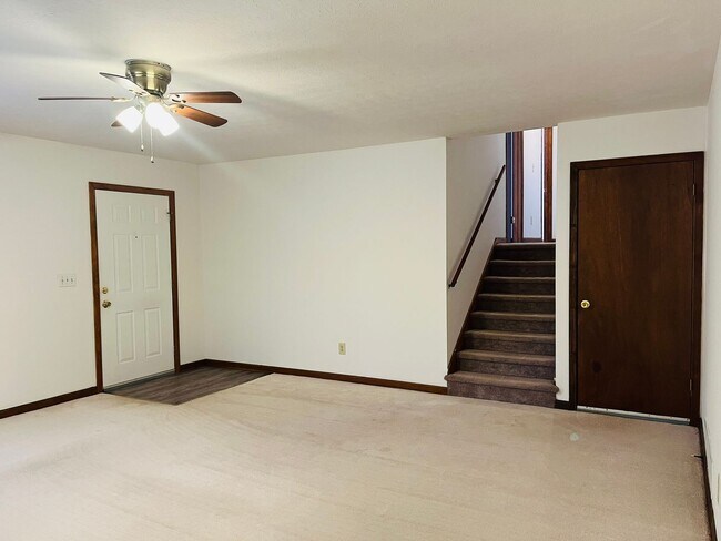 Foto del edificio - Great location, large wooded and fenced ya...