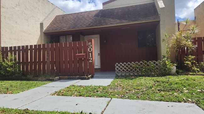 Building Photo - 5012 SW 40th Ave