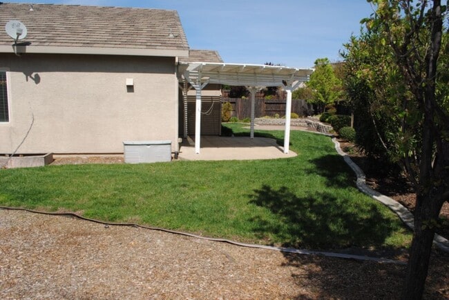 Building Photo - 1630 Begonia Ct