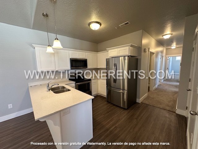 Building Photo - "Stunning 3-Bedroom/ 2 Bath Apartment in L...