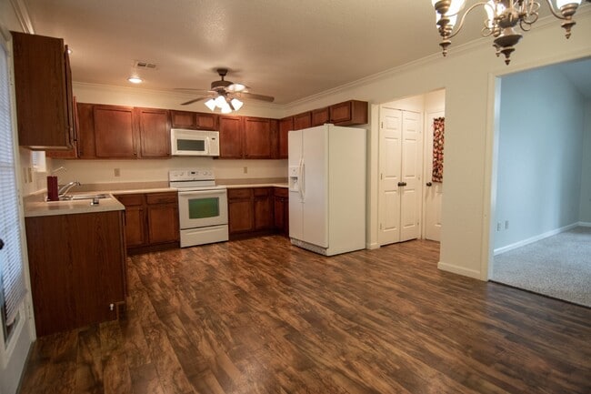 Building Photo - 2 bedroom, 2 bath duplex in Oklahoma