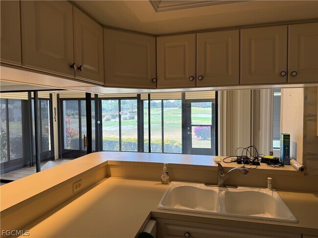 Foto del edificio - 5870 Trailwinds Dr