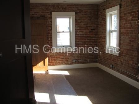 Building Photo - 131 W Cedar St