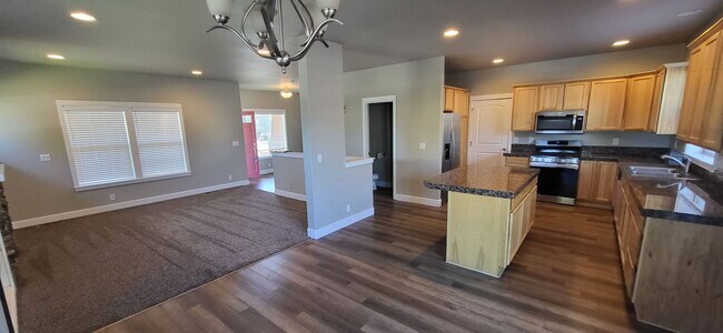 Foto del edificio - 4 Bed 2.5 Bath - NW Redmond
