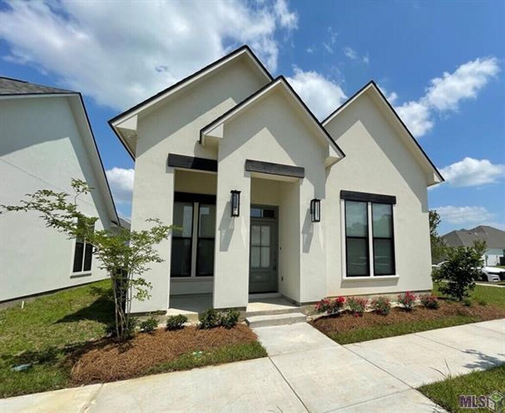 Primary Photo - 3 Bedroom With a Bonus Room In Central Sch...