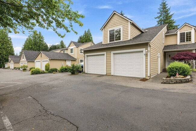 Foto del edificio - For Lease $2950/Month: Beautifully updated 2/Bdrm Townhome with large Bonus Room