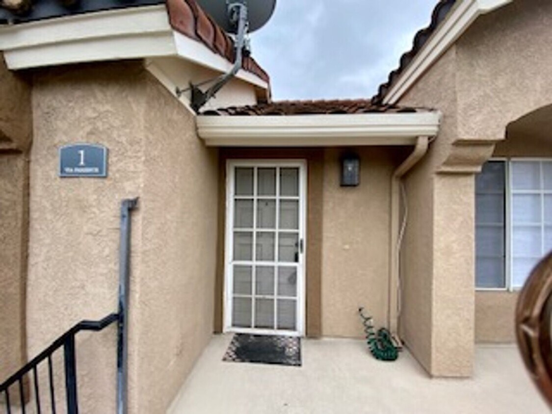 Foto principal - 2 Bed, 2 Bath Upper End Unit in Beautiful ...