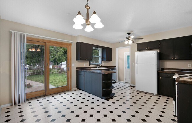 Building Photo - Nice Neighborhood Close to Schools With Fe...