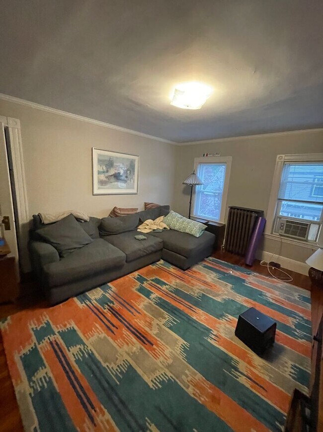 Building Photo - 2-bed Top Floor near MBTA GL-D Newton High...