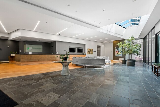 Foto del edificio - Modern Luxury Condo with Prime Location in...