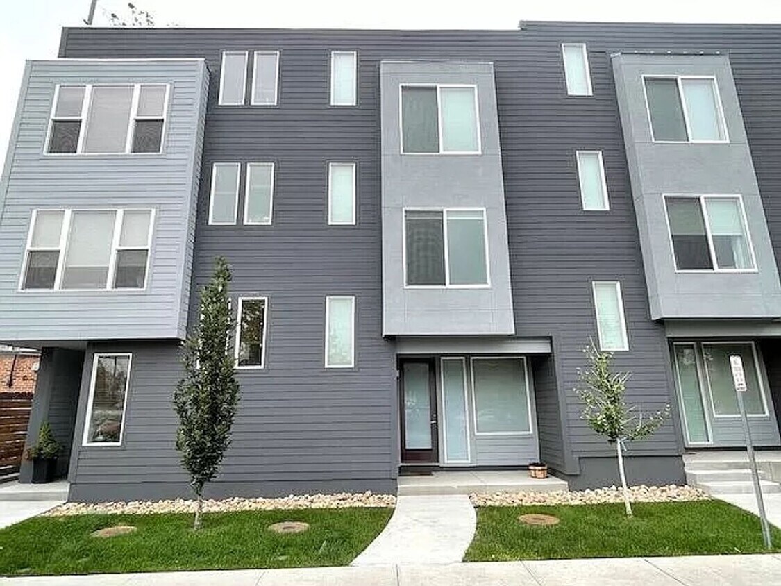 Primary Photo - 2 Bedroom 2 Full Bathrooms and 2 Half Bath...
