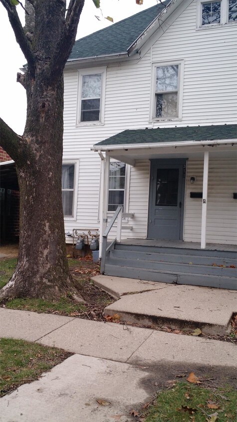Primary Photo - 311 N Chicago Ave