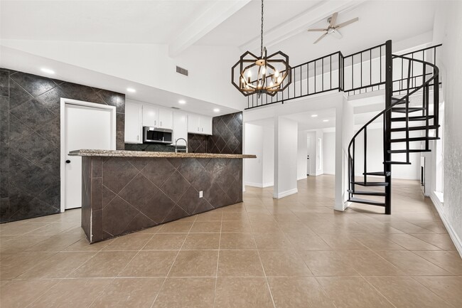 Building Photo - 8632 Maplecrest Dr