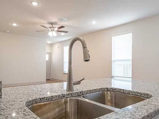 Foto del edificio - 3 Bedroom Townhome in San Antonio
