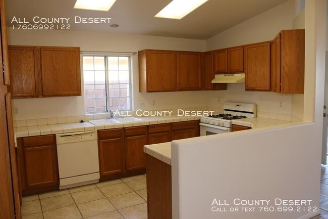 Foto del edificio - 3 bedroom in Cathedral City CA 92234