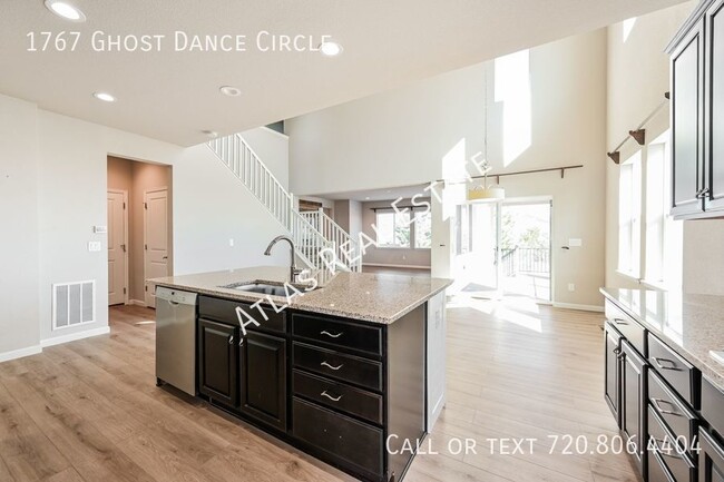 Foto del edificio - Spacious 4 Bedroom Home - finished basemen...