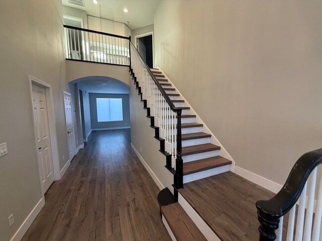 Building Photo - BEAUTIFUL 5BD/3BA TWO-STORY HOME W/ POOL IN HENDERSON. 3 CAR GARAGE!