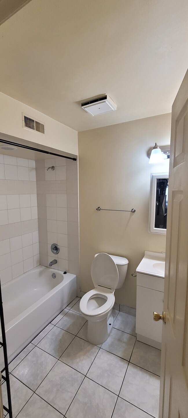 Foto del edificio - 16744 Hillside Pl