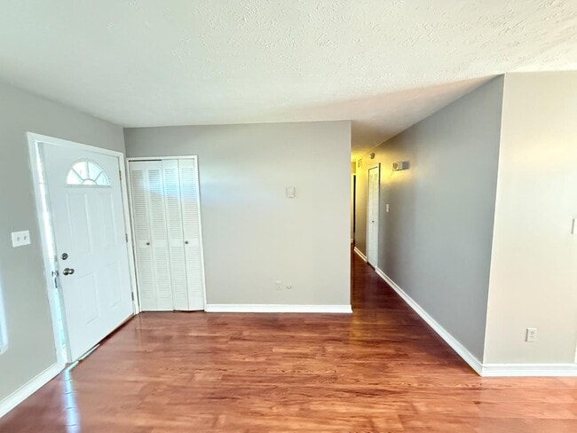 Building Photo - 1325 Longfellow Dr
