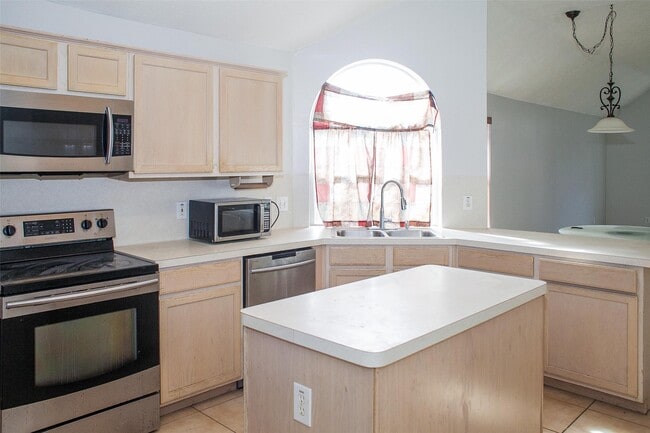 Building Photo - 6223 Newbury Dr