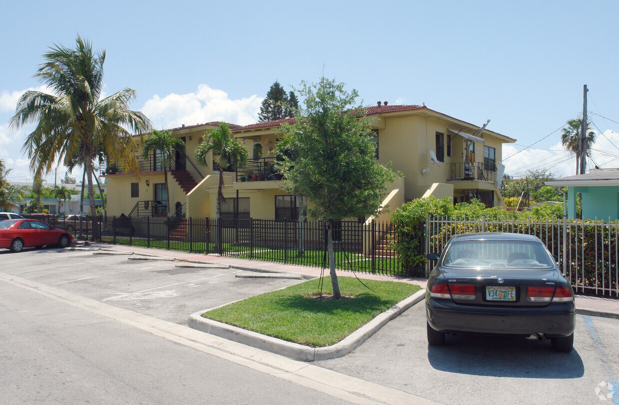 Building Photo - 2100 Calais Dr