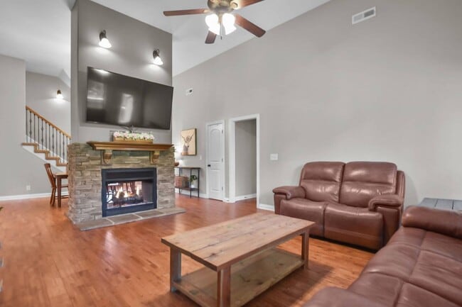 Building Photo - Pet Friendly Three Bedroom with Bonus!
