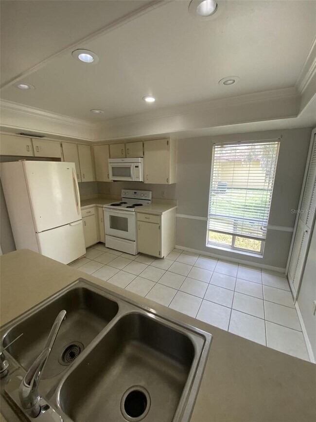 Building Photo - 2 bed 2 bath With Private Courtyard