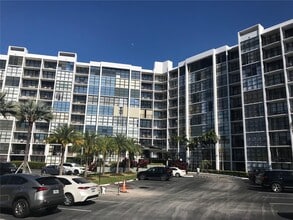 Building Photo - 1000 Parkview Dr